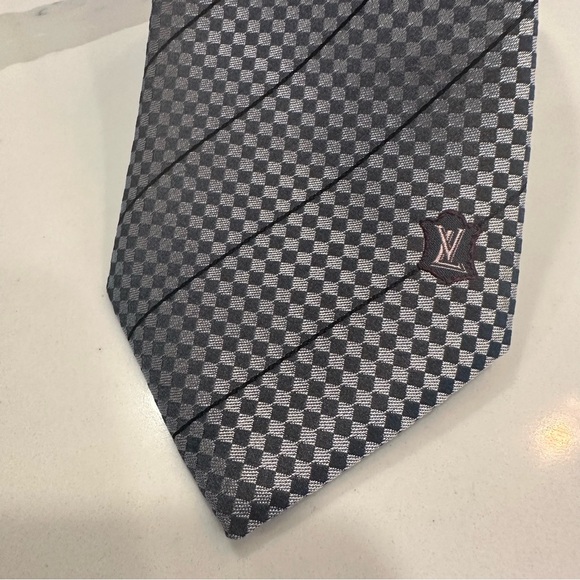 Louis Vuitton 100% Silk Tie Checkered Gray Silver Metallic Shimmer LV Logo Italy - Picture 9 of 15